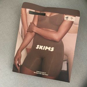 Skims Seamless Sculpt Mid Thigh Short | ONYX L